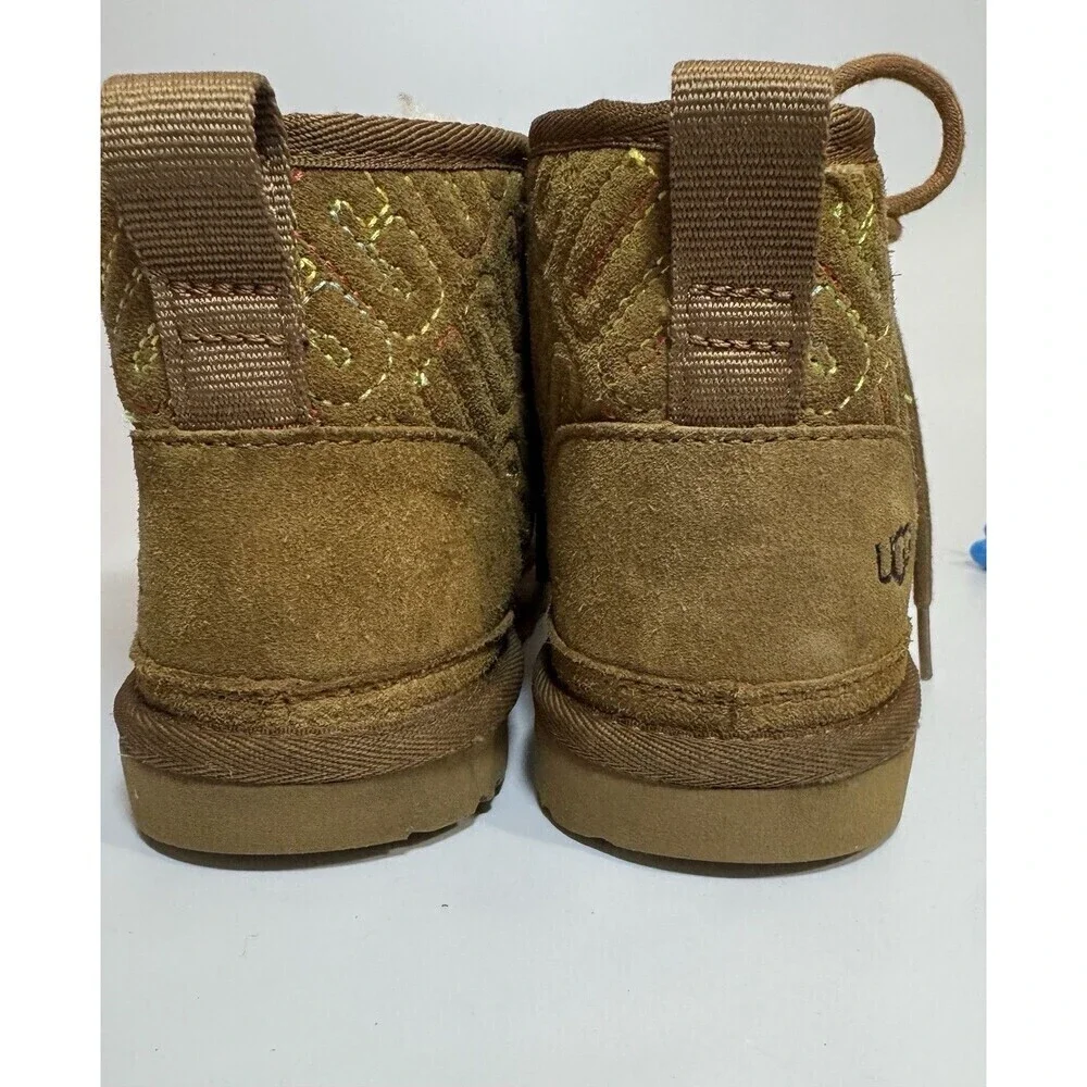 UGG Neumel Chukka Boots Graphic Stitch Logo Suede Look Chestnut Brown Size 2-FM5